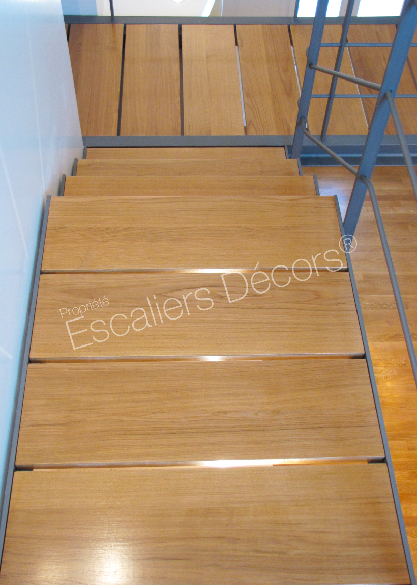 Photo DT83 - ESCA'DROIT®. Escalier droit d'intérieur design en métal et bois pour une décoration contemporaine type loft. Vue 3